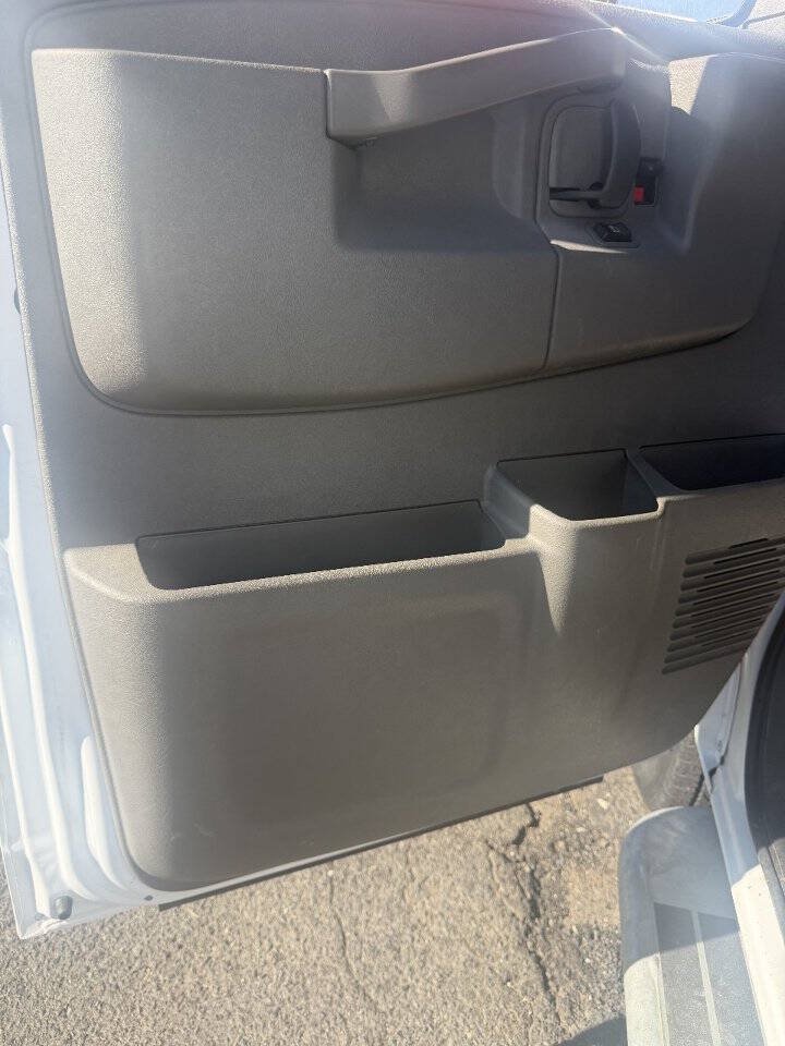 Used 2025 Chevrolet Express 2500 w/ Driver Convenience Package RWD image 3