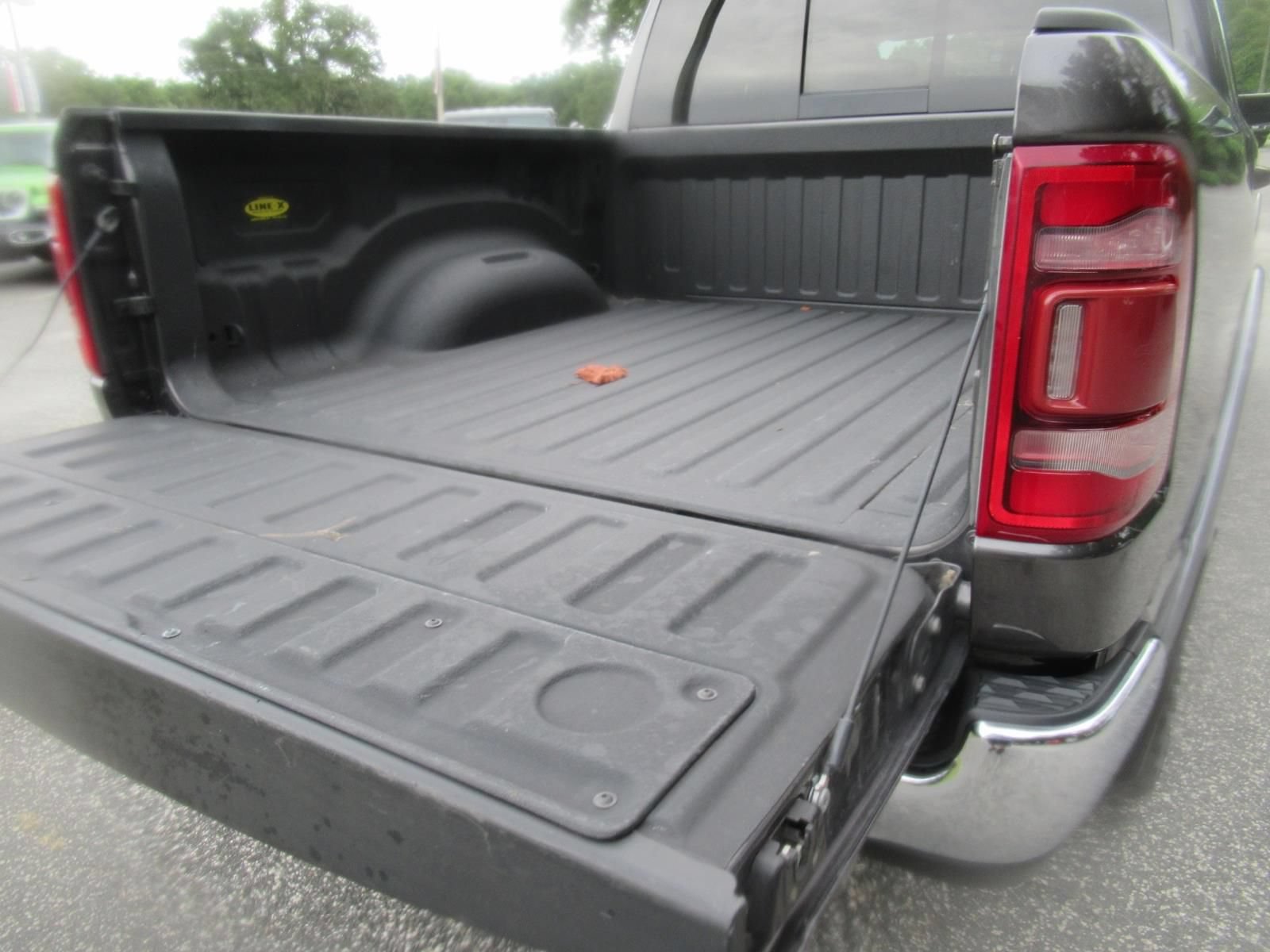 Used 2019 RAM 1500 Laramie AWD/4WD image 9