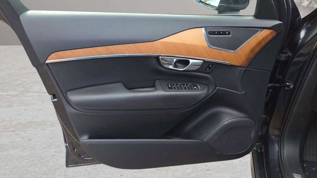 Used 2021 Volvo XC90 T6 Momentum w/ Climate Package image 9