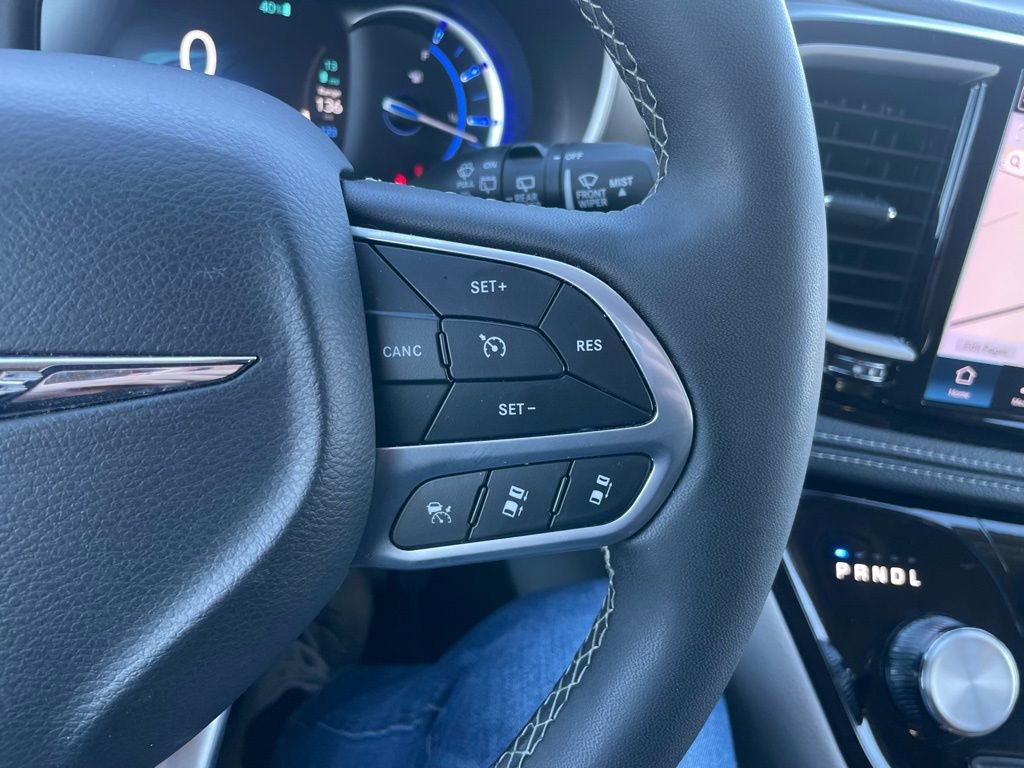 Used 2024 Chrysler Pacifica Select image 24