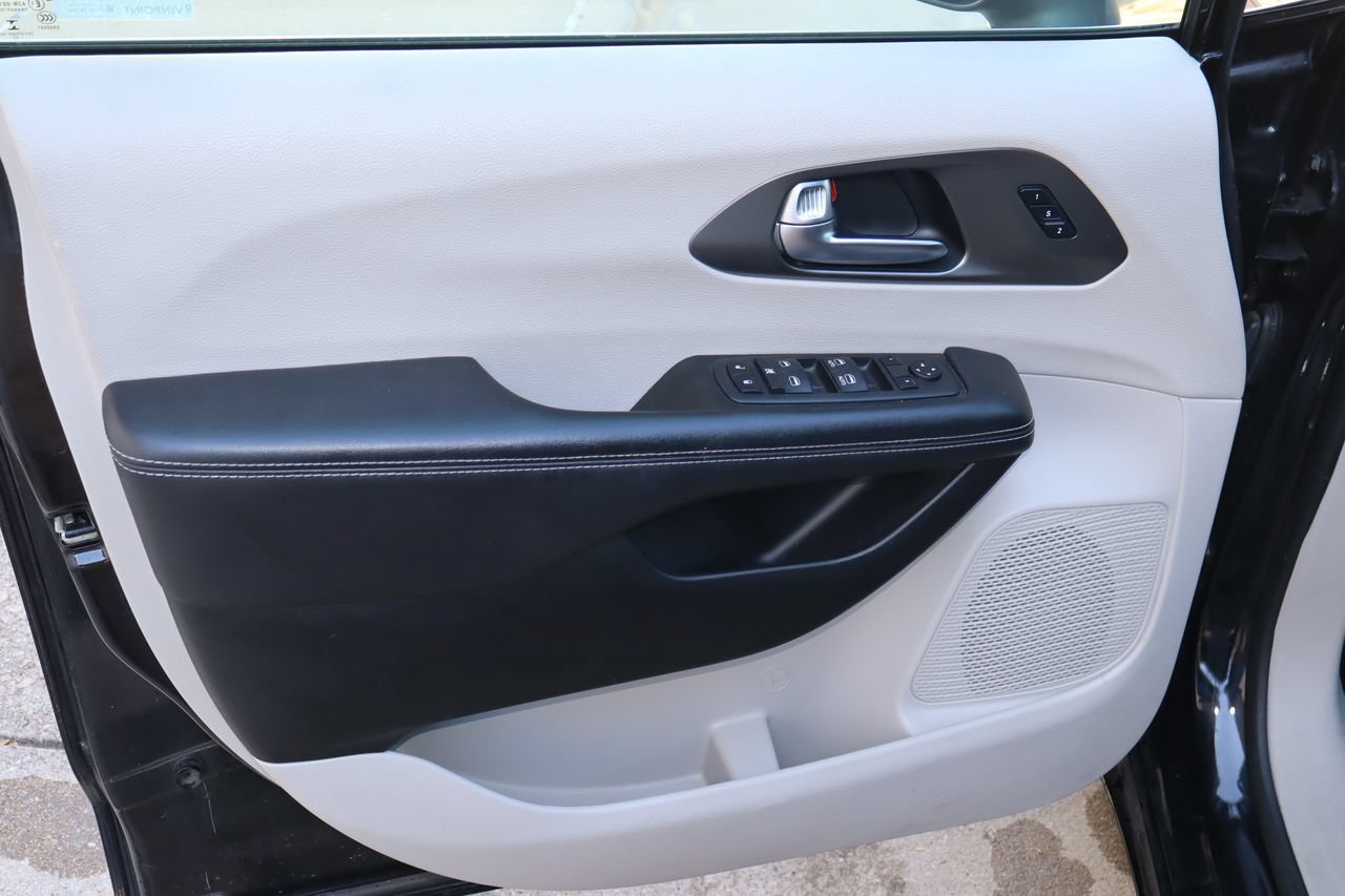 Used 2023 Chrysler Pacifica Touring-L FWD image 20
