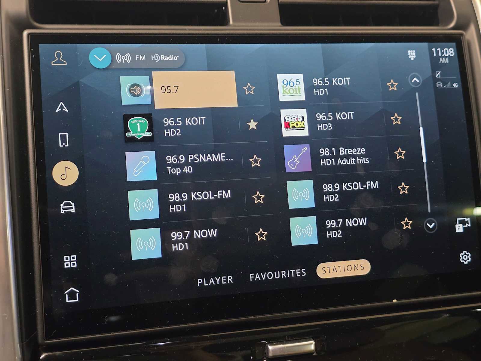 Used 2025 Land Rover Discovery Dynamic SE image 32