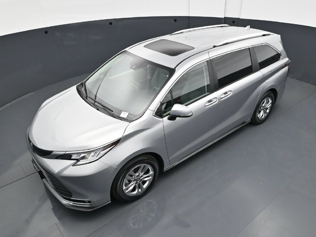 Used 2024 Toyota Sienna Limited AWD/4WD image 40