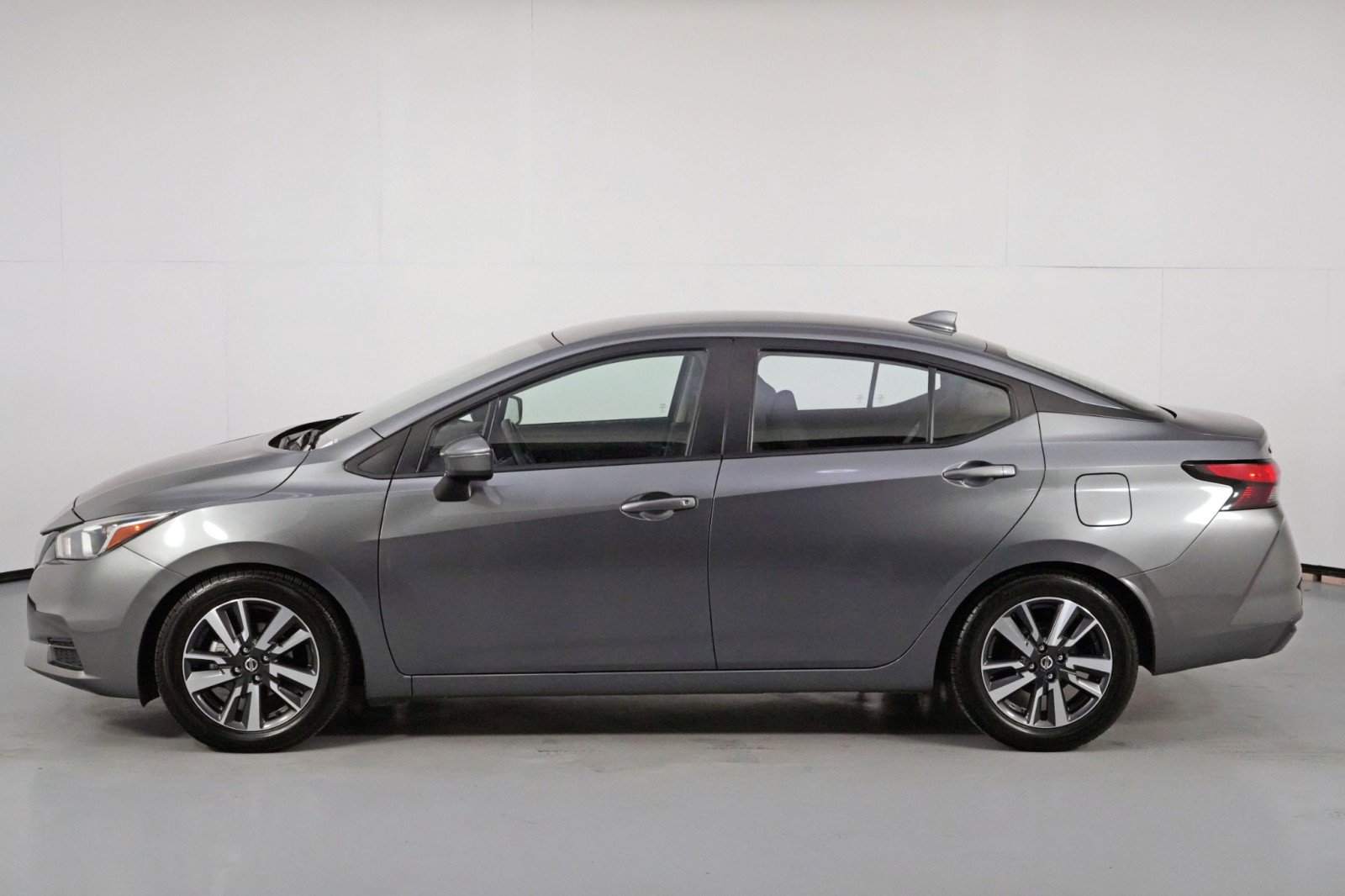 Used 2021 Nissan Versa SV image 40