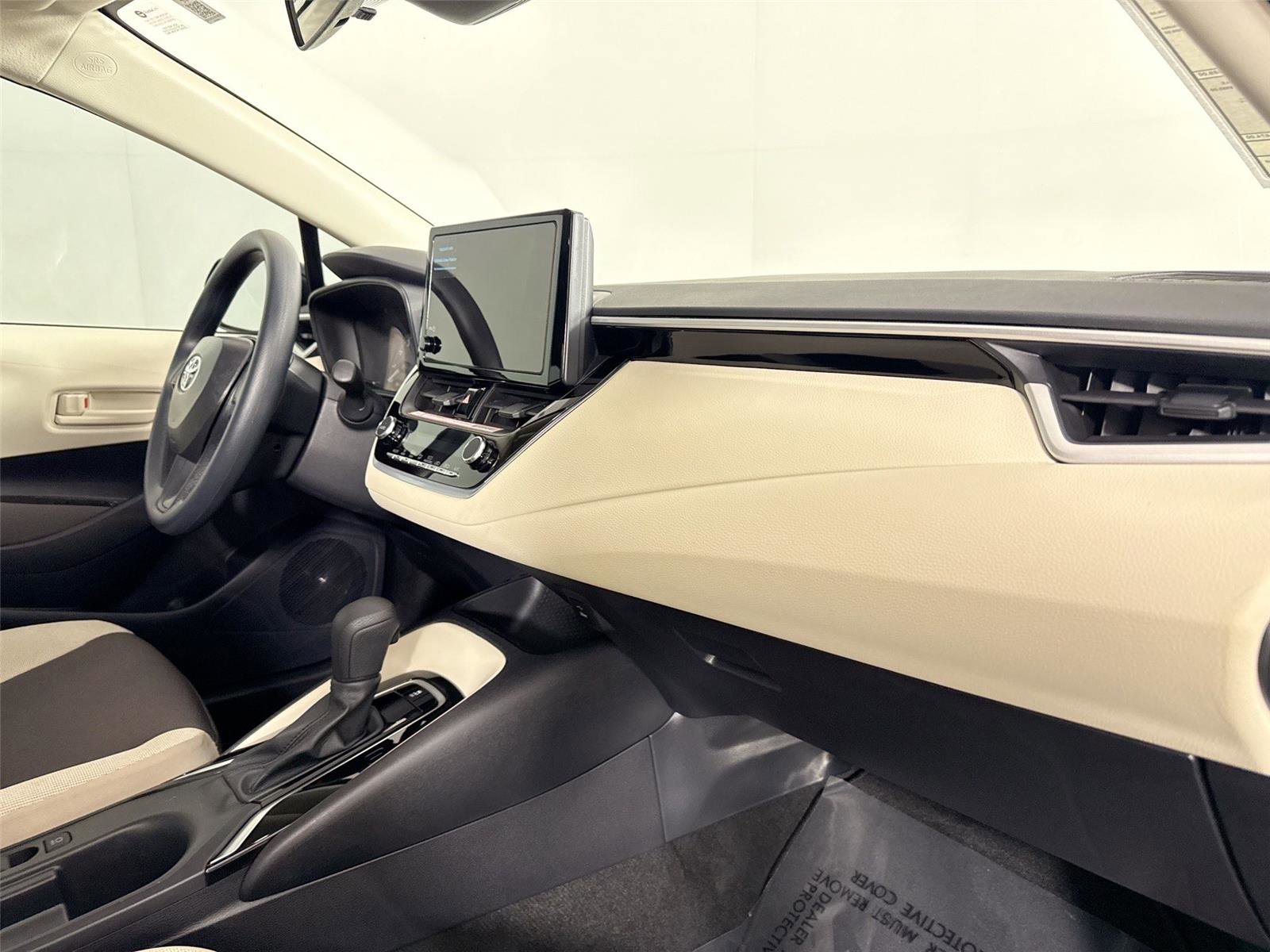 Used 2025 Toyota Corolla LE image 42