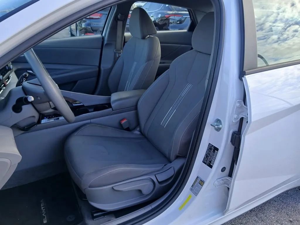 Used 2021 Hyundai Elantra Blue image 8