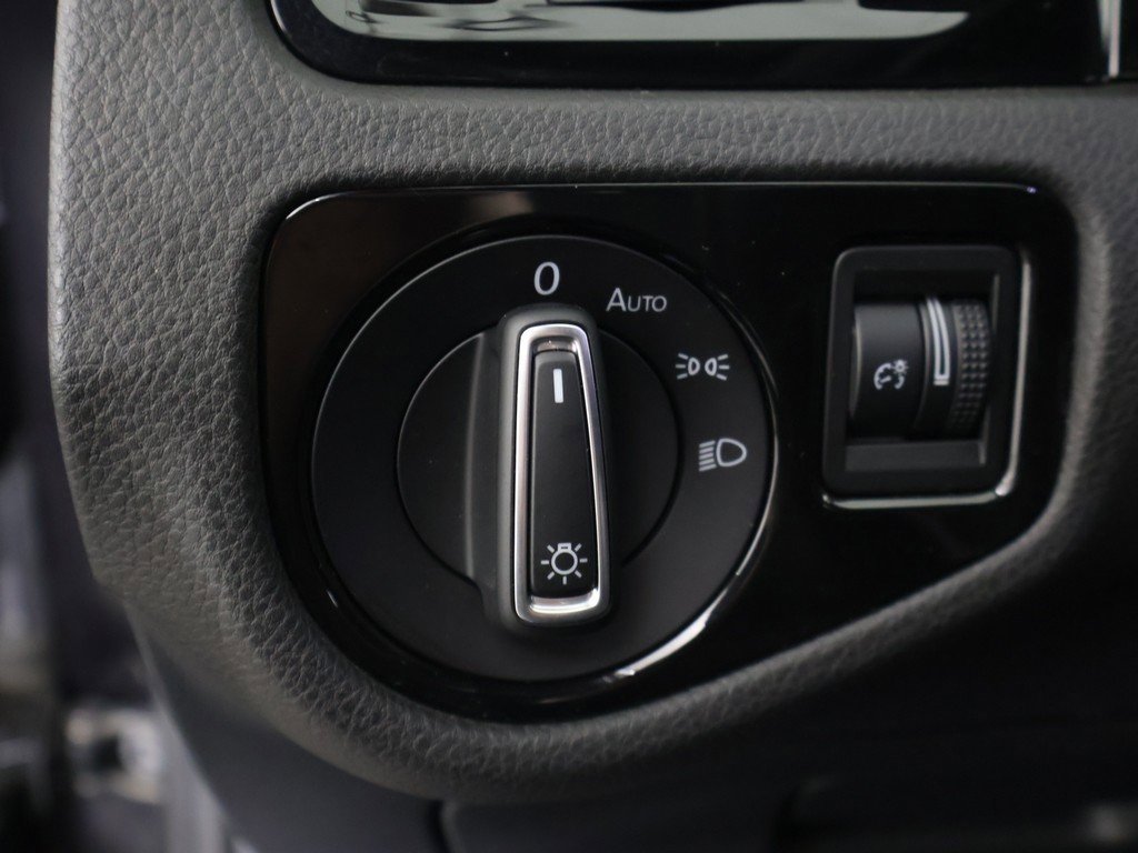 Used 2018 Volkswagen Golf R 4-Door image 39