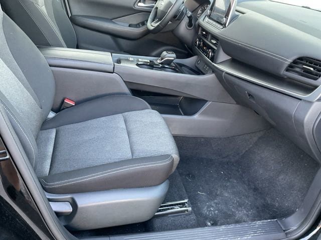 Used 2025 Nissan Rogue SV image 15