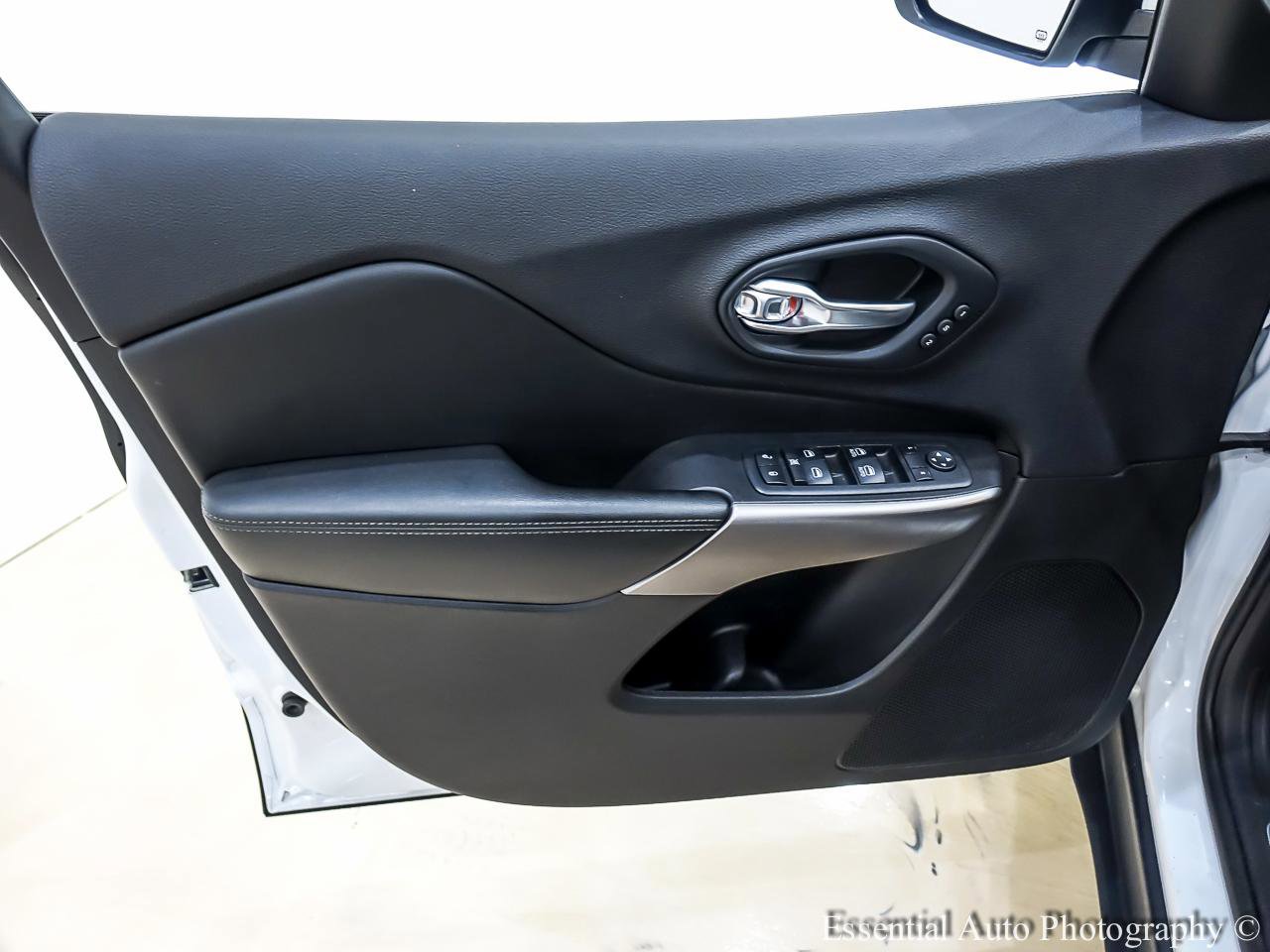 Used 2019 Jeep Cherokee Limited image 27