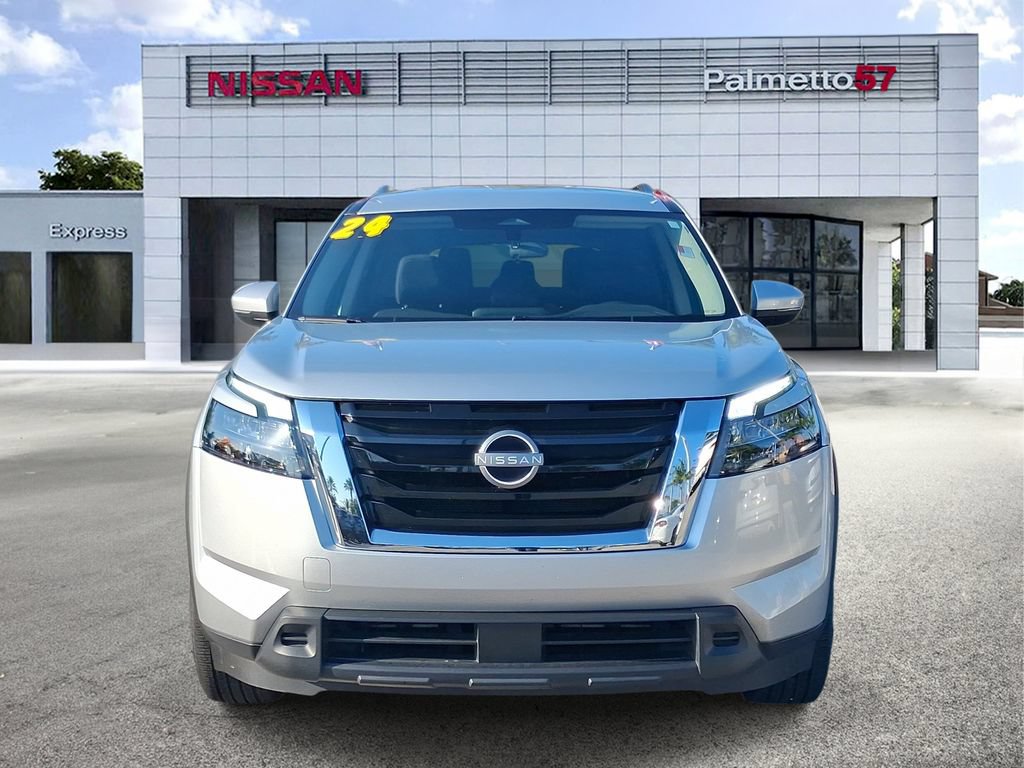 Used 2024 Nissan Pathfinder SV FWD image 2
