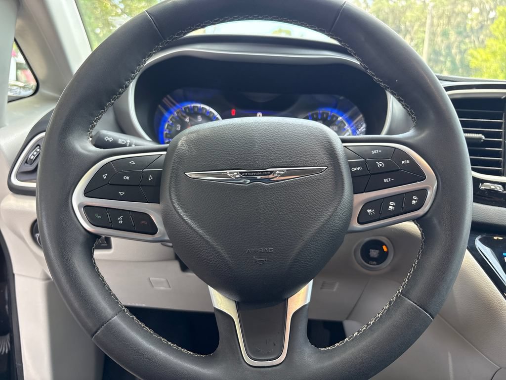 Used 2023 Chrysler Pacifica Touring-L FWD image 14