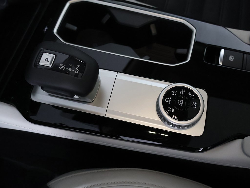 New 2025 Mitsubishi Outlander SE image 49