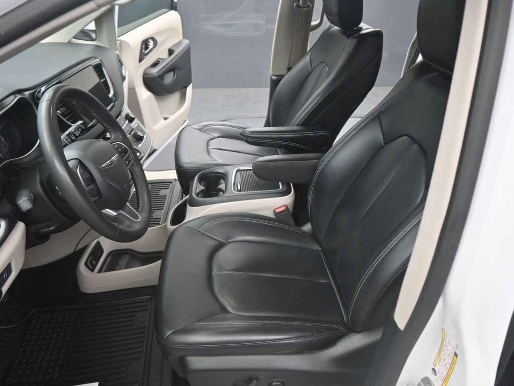 Used 2023 Chrysler Pacifica Touring-L image 9