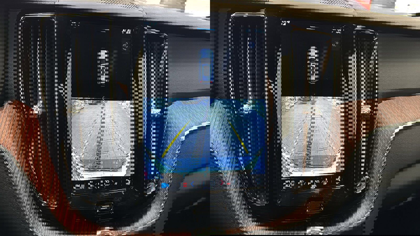 Certified 2023 Volvo XC60 B5 Plus w/ Climate Package image 19