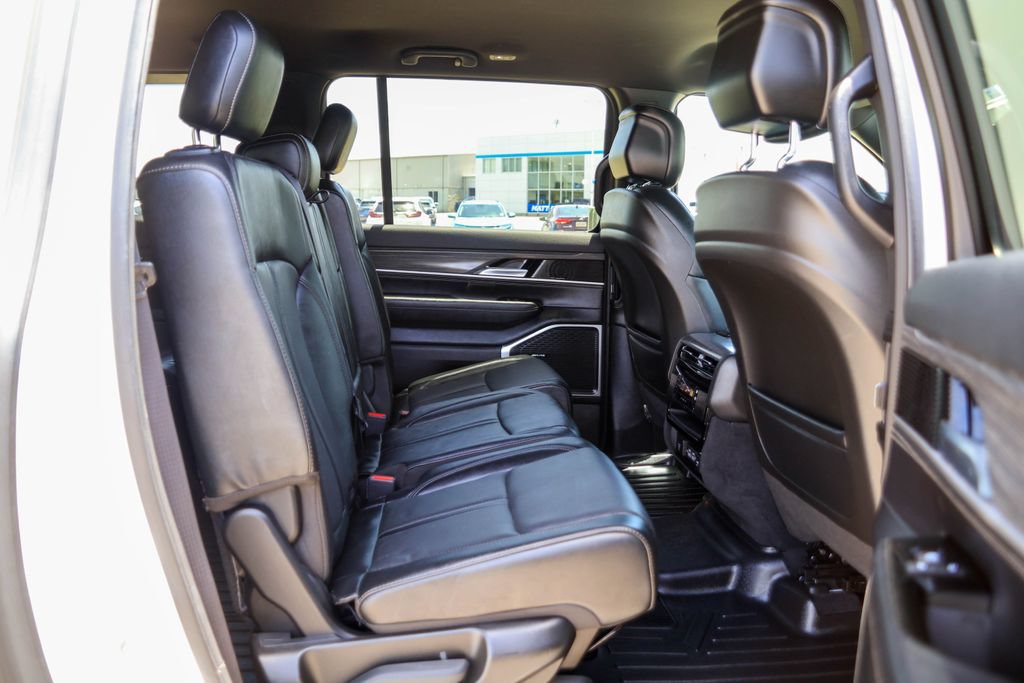 Used 2023 Jeep Wagoneer L Series III w/ Preferred Equipment Group AWD/4WD image 11