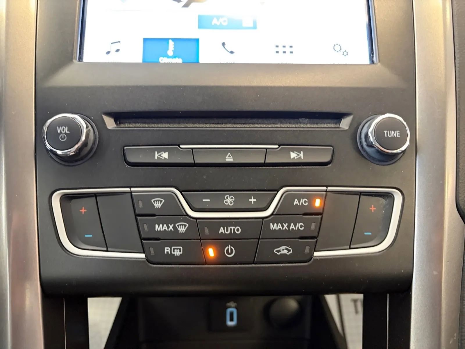 Used 2017 Ford Fusion SE w/ Fusion SE Technology Package image 55