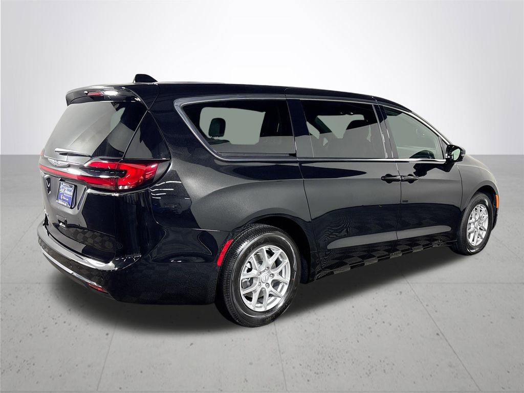 New 2026 Chrysler Pacifica Select image 6