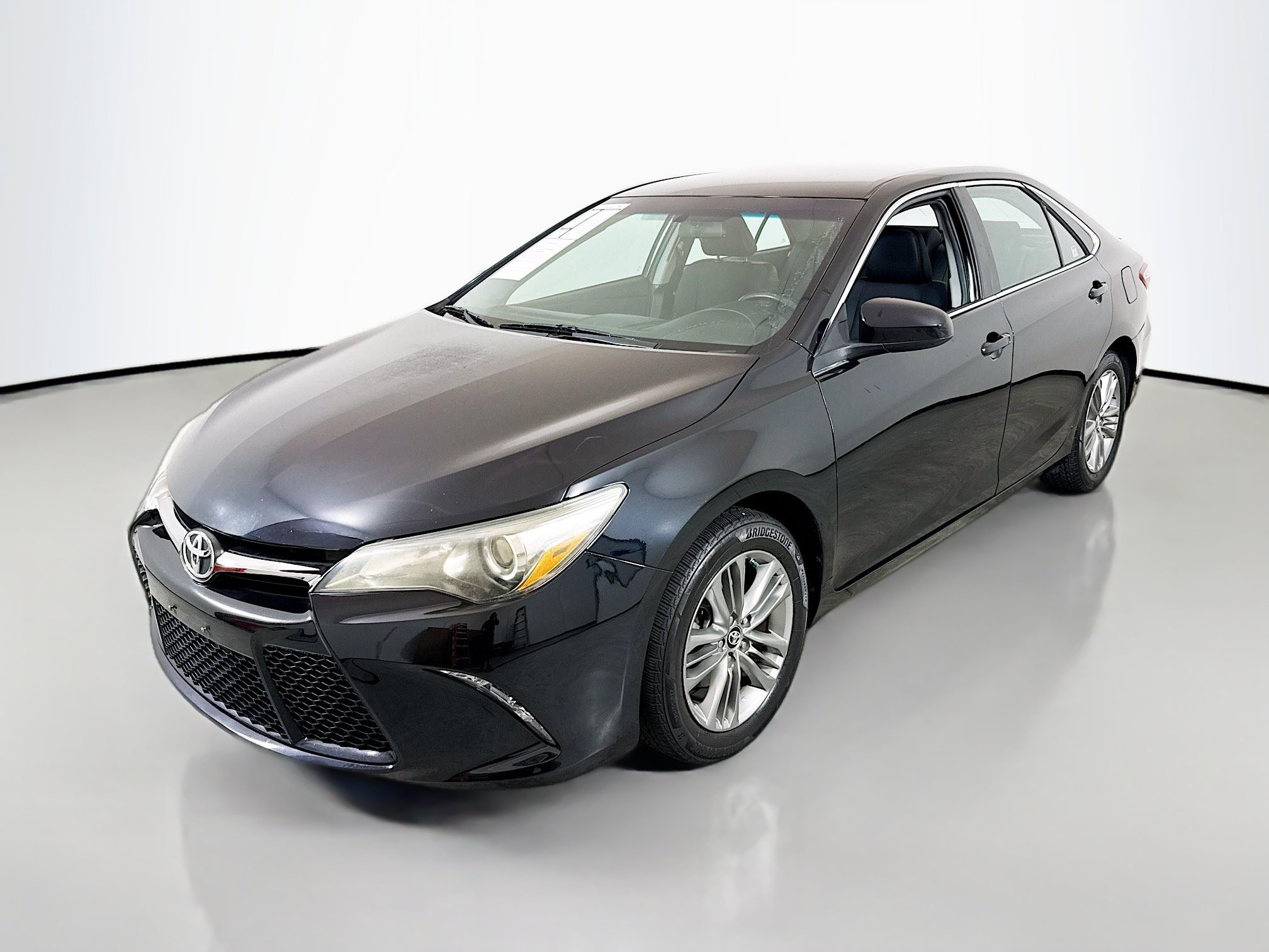 Used 2016 Toyota Camry SE image 3