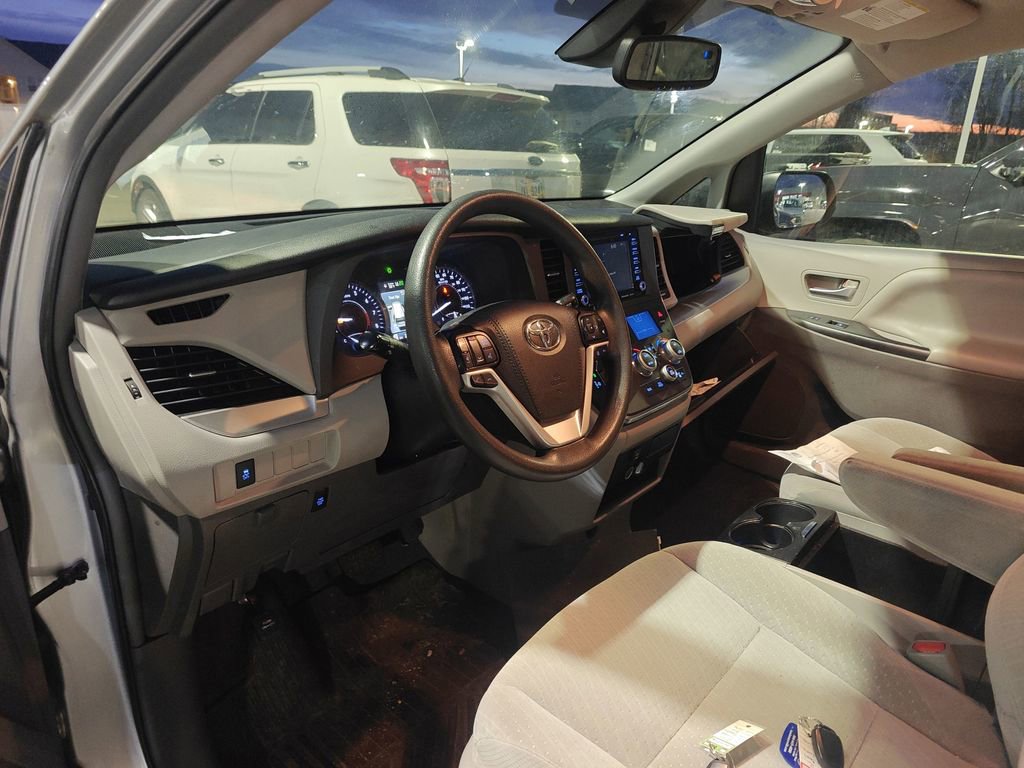 Used 2019 Toyota Sienna LE w/ LE Preferred Package image 8