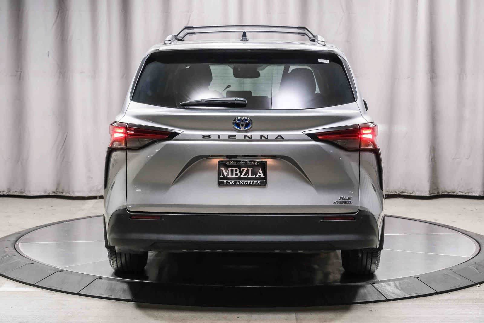 Used 2021 Toyota Sienna XLE FWD image 3