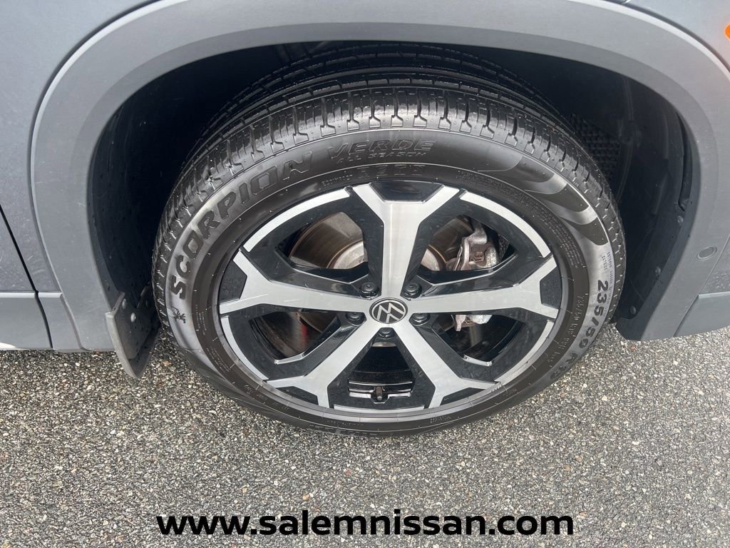 Used 2025 Volkswagen Tiguan SE AWD/4WD image 16