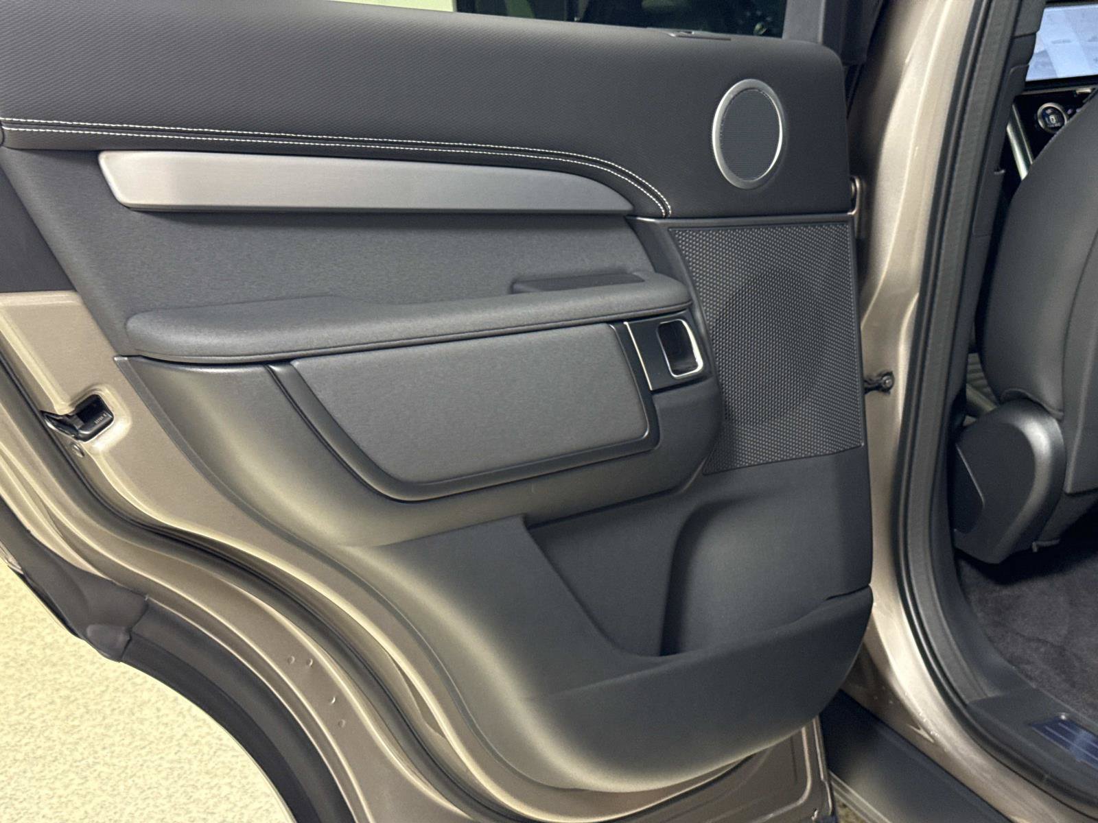 New 2026 Land Rover Discovery Dynamic SE AWD/4WD image 13