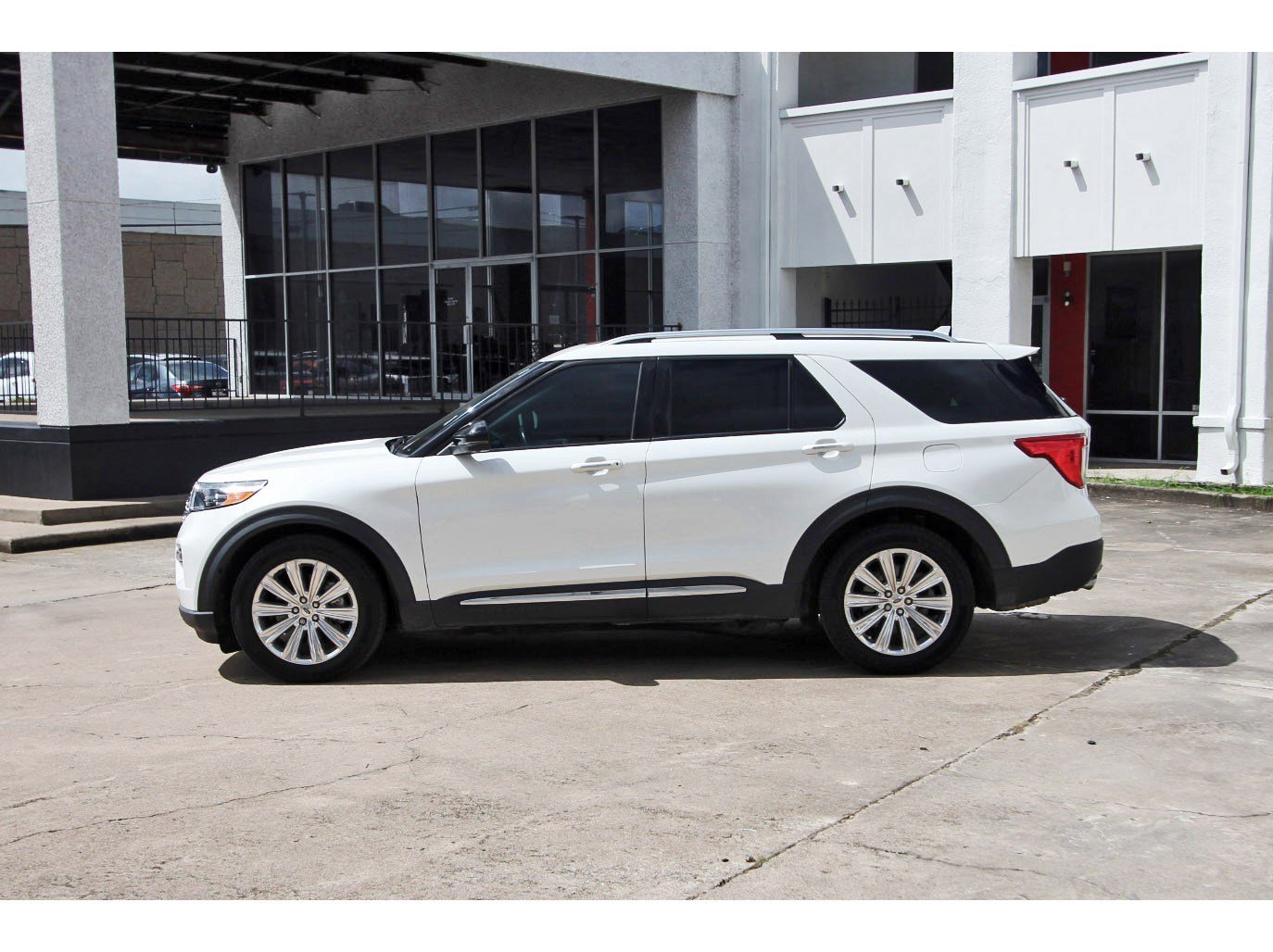 Used 2021 Ford Explorer Limited w/ Hybrid Equipment Group 310A RWD image 4