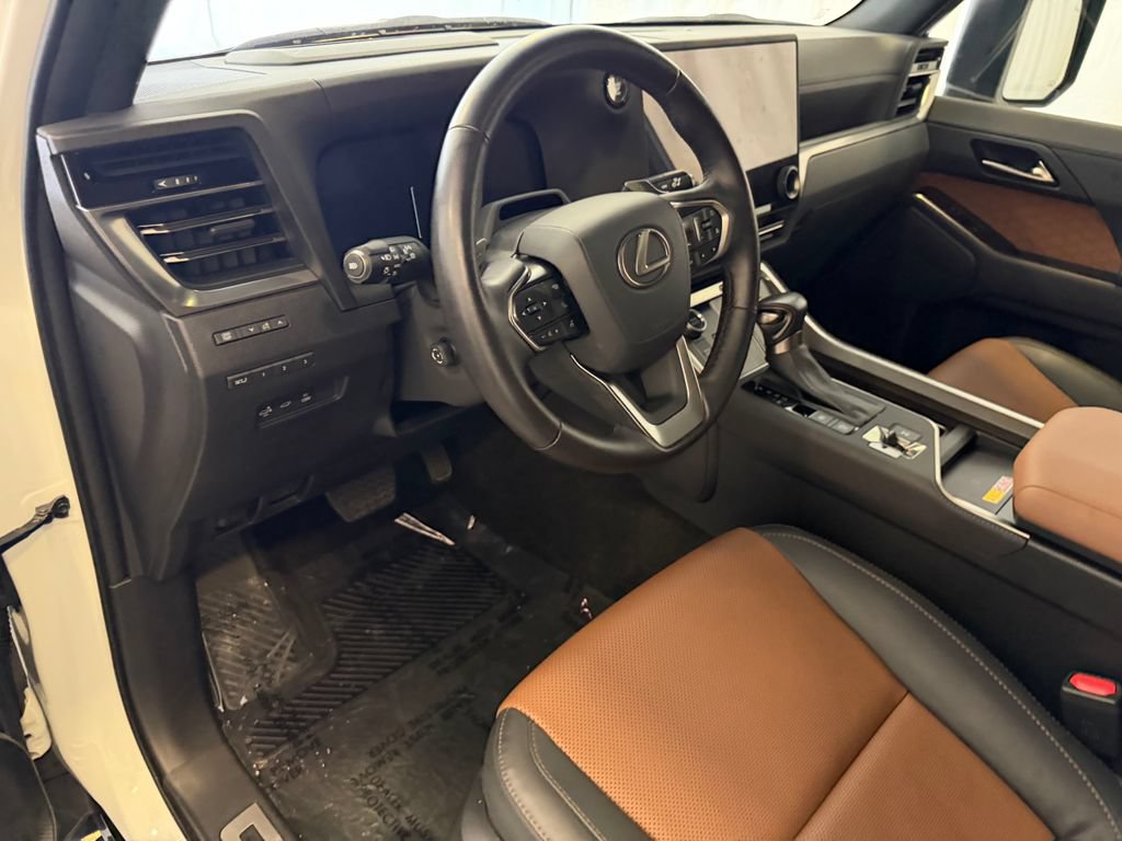 Used 2024 Lexus GX 550 w/ Accessory Package (Z1) AWD/4WD image 4