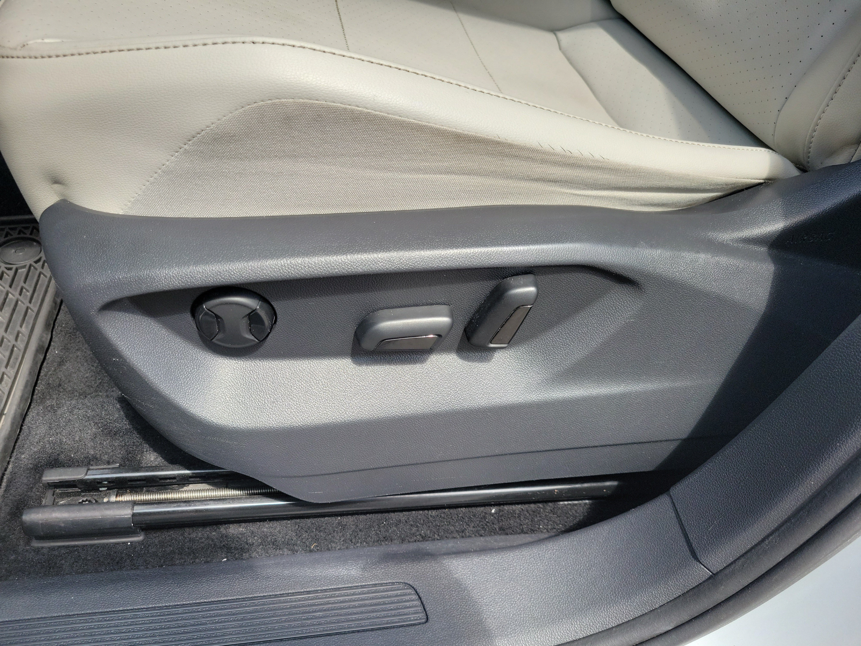 Used 2018 Volkswagen Tiguan SE w/ Panoramic Sunroof Package FWD image 18