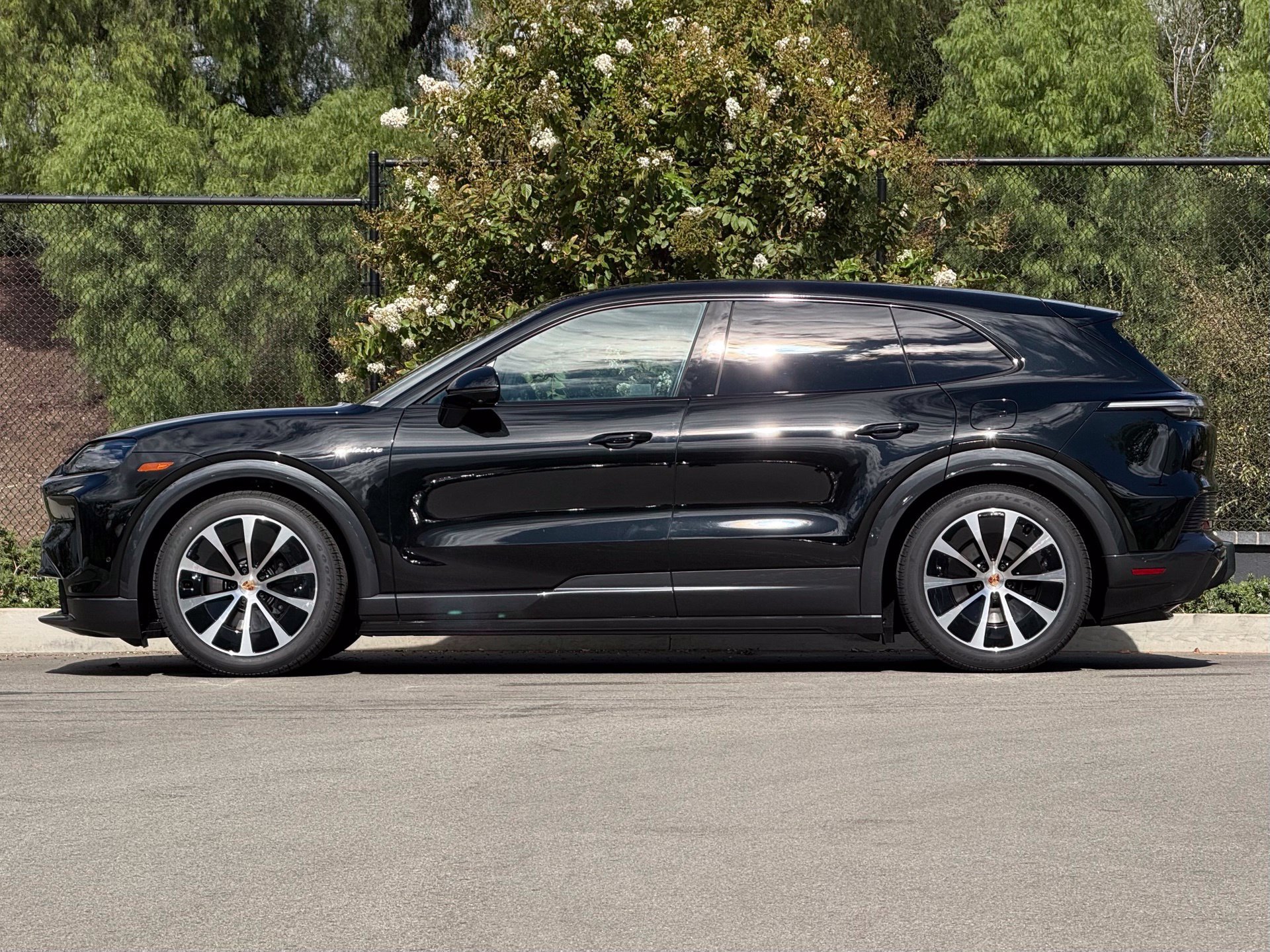New 2026 Porsche Cayenne Electric AWD/4WD image 2