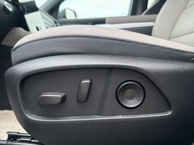 Used 2025 GMC Terrain Elevation w/ Elevation Premium Package image 17