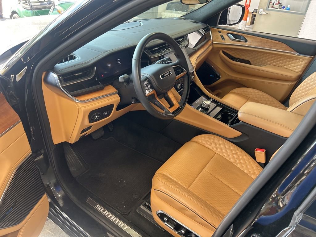 Used 2025 Jeep Grand Cherokee Summit AWD/4WD image 3