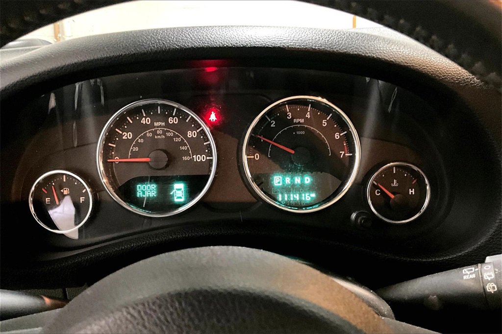 Used 2015 Jeep Wrangler Unlimited Sahara w/ Connectivity Group image 13