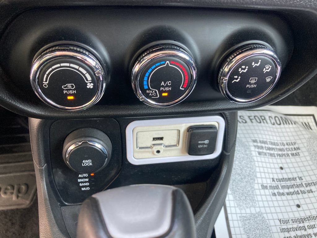 Used 2016 Jeep Renegade Latitude AWD/4WD image 27