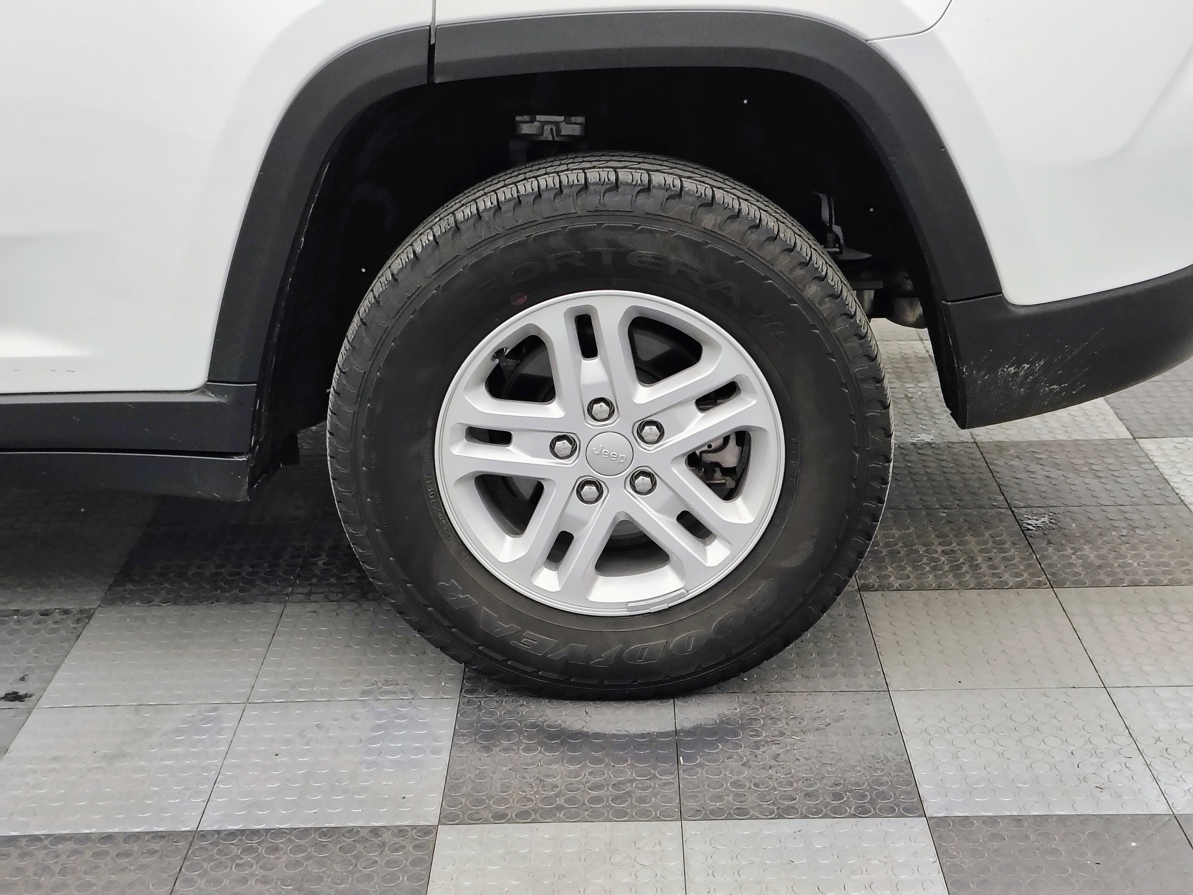 Used 2023 Jeep Grand Cherokee Laredo AWD/4WD image 14