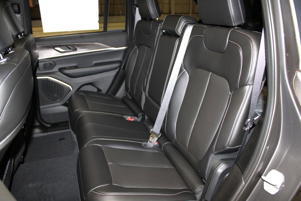 New 2025 Jeep Grand Cherokee Limited w/ Luxury Tech Group II image 24