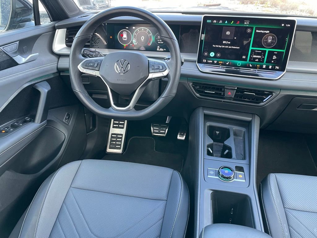 Certified 2025 Volkswagen Tiguan SE R-Line image 9