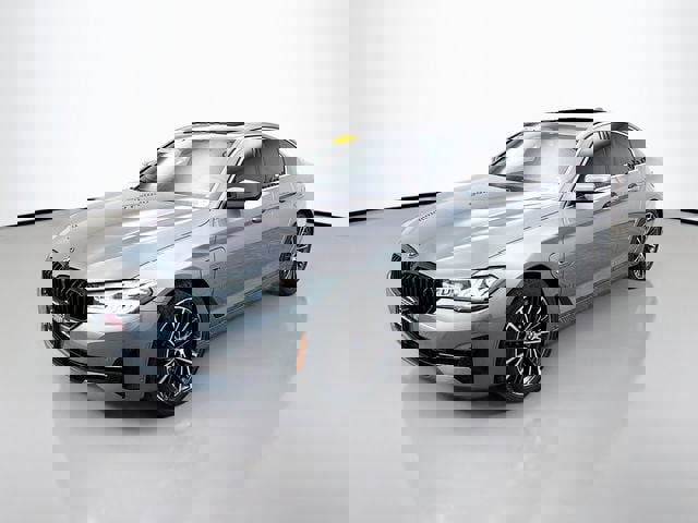 Used 2023 BMW 530e xDrive w/ Premium Package image 3