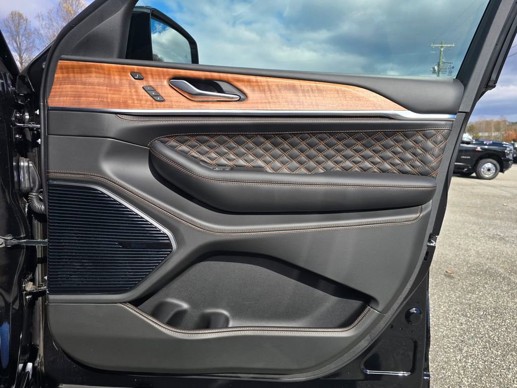 New 2025 Jeep Grand Cherokee Summit image 39