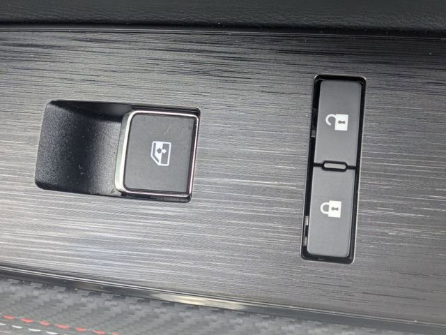 Used 2025 Nissan Kicks SR image 32