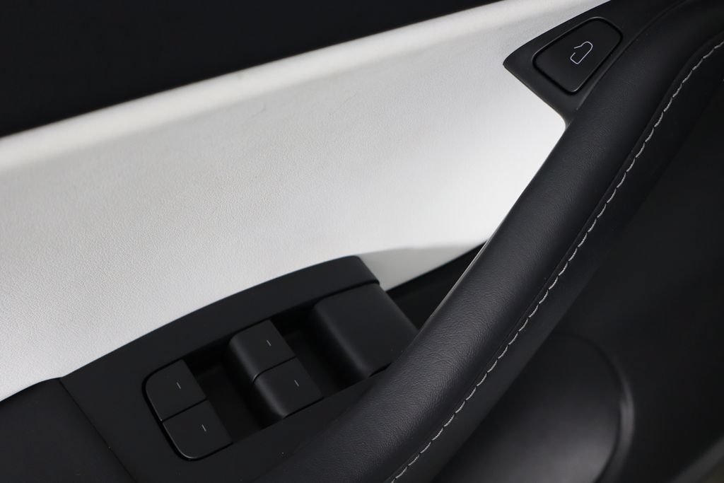 Used 2022 Tesla Model Y Long Range AWD/4WD image 19