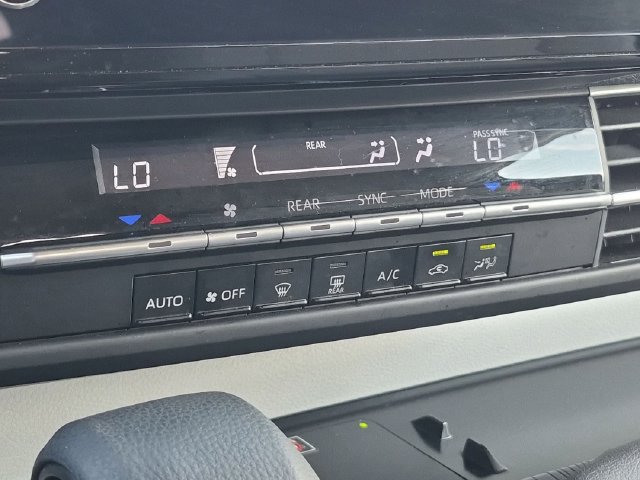 Certified 2025 Toyota Sienna LE FWD image 23