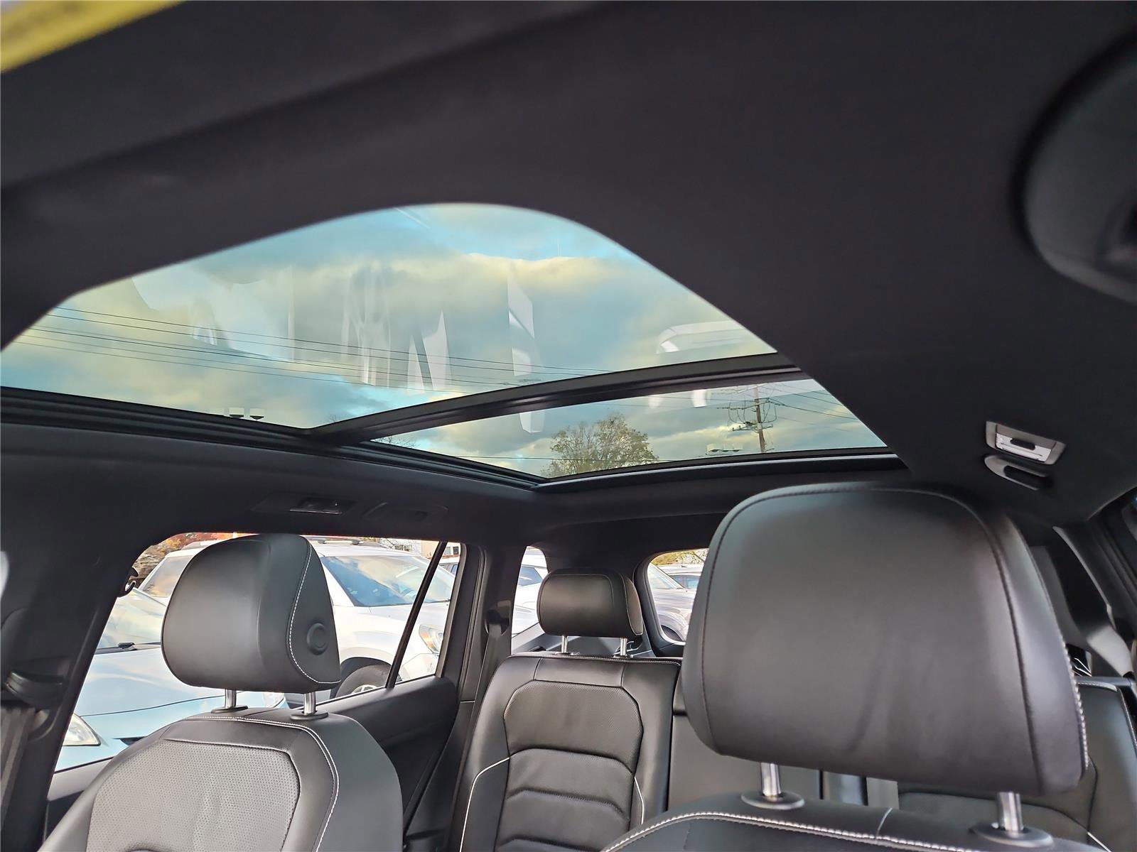 Certified 2023 Volkswagen Tiguan SEL R-Line image 24