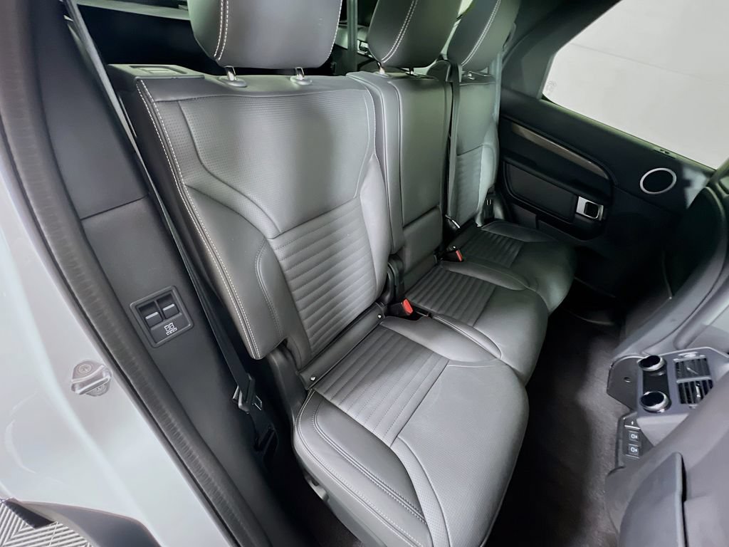 Certified 2025 Land Rover Discovery Metropolitan Edition AWD/4WD image 29