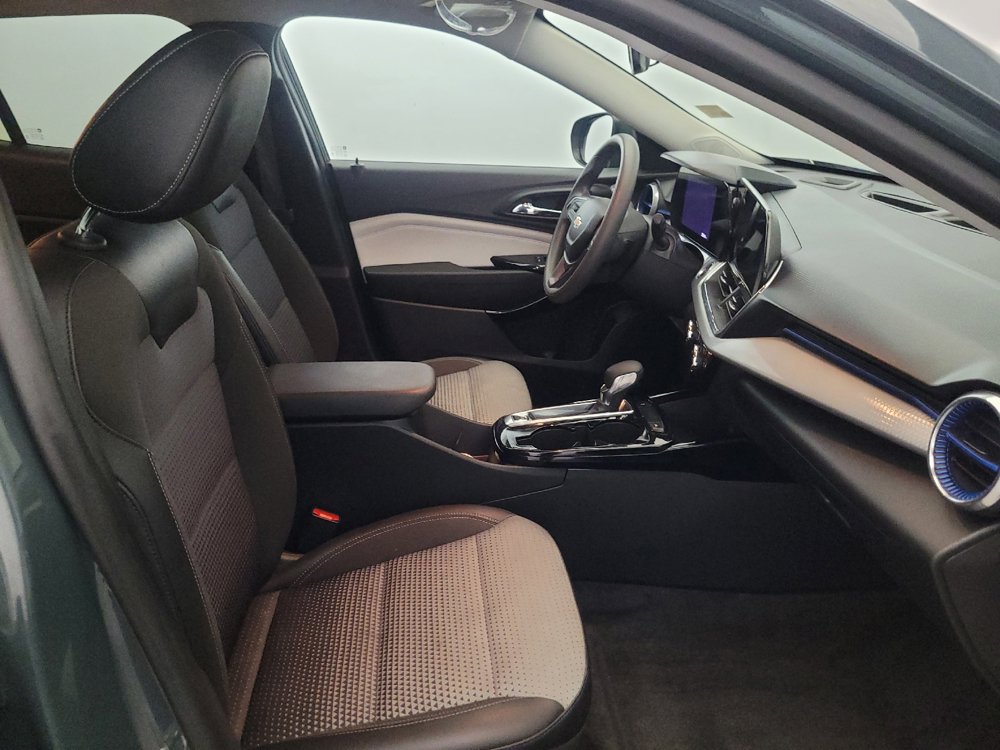 Used 2025 Chevrolet Trax LT FWD image 21