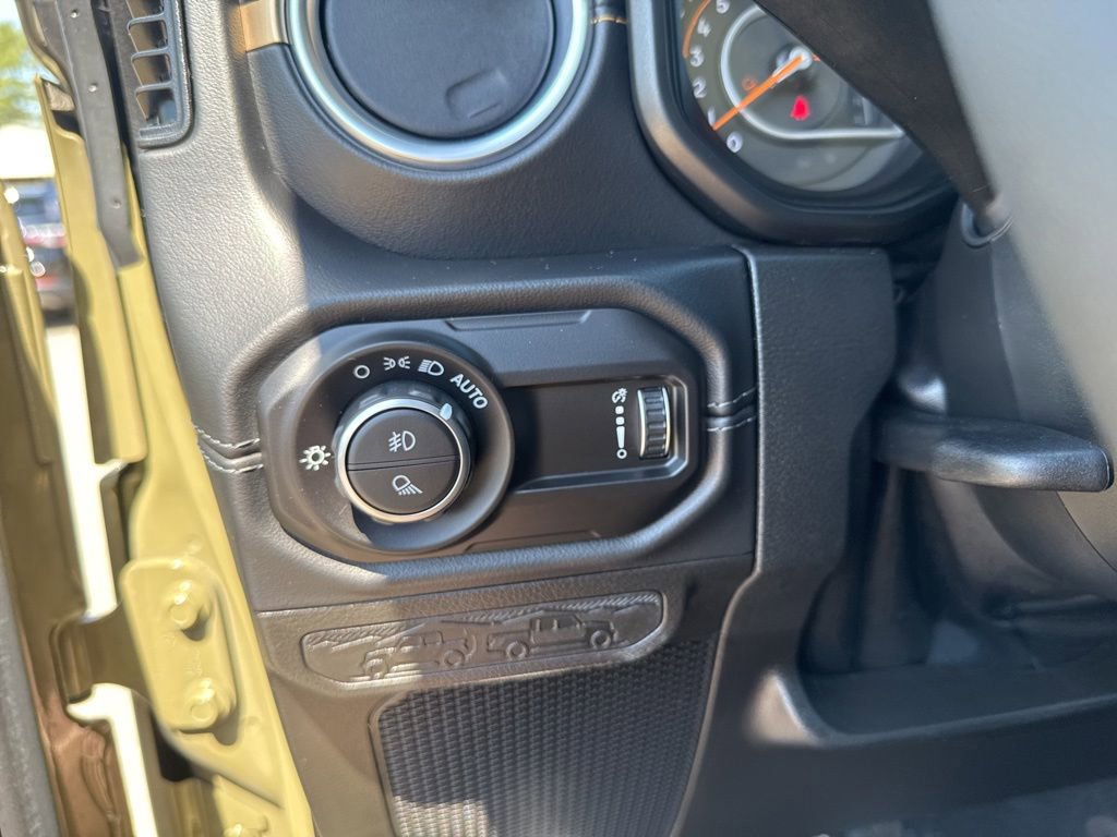 Used 2025 Jeep Gladiator Sport AWD/4WD image 16