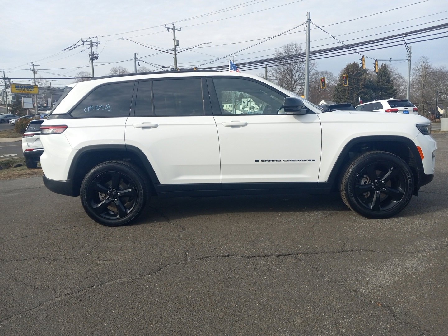 Used 2025 Jeep Grand Cherokee Altitude image 8