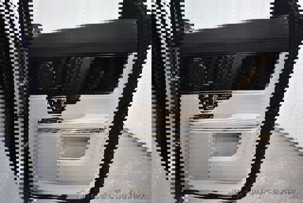 Used 2015 Jaguar XJ image 17