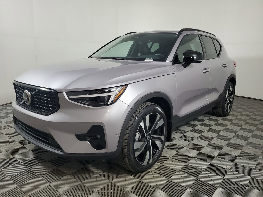 Certified 2026 Volvo XC40 B4 Plus w/ Climate Package image 4