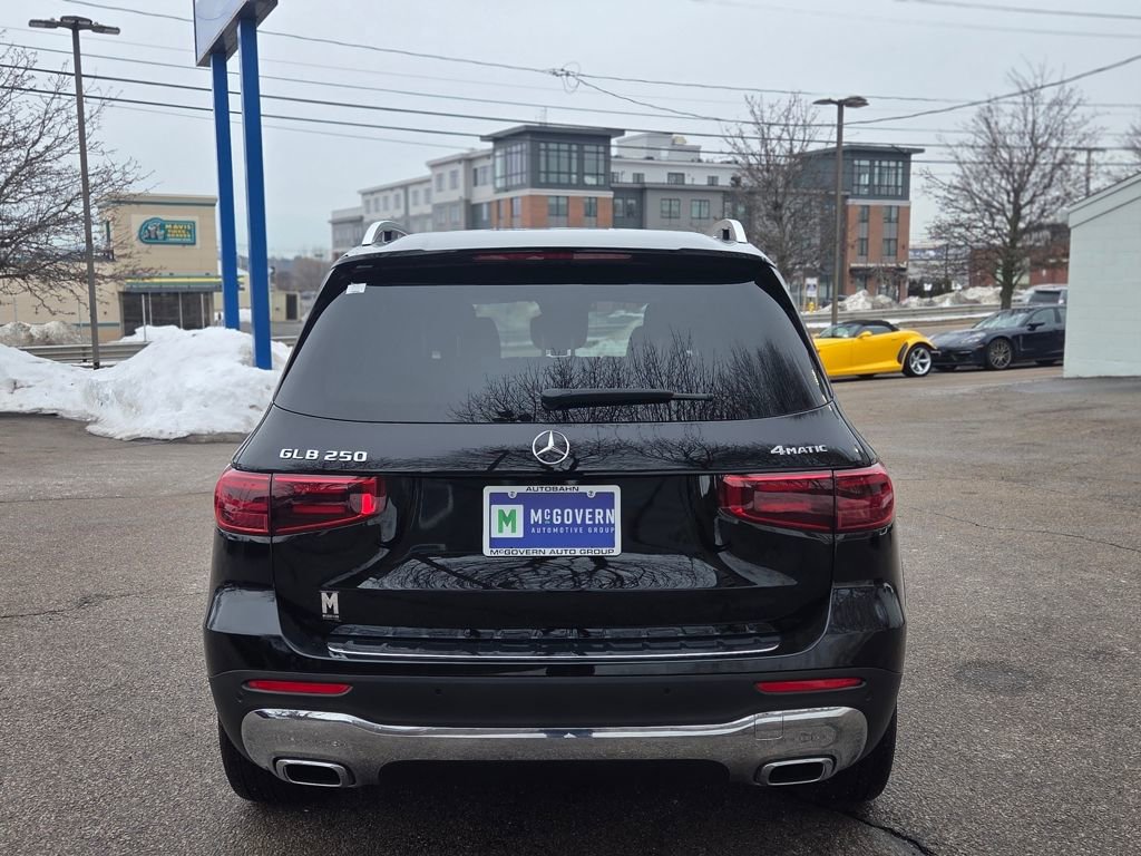 Used 2025 Mercedes-Benz GLB 250 4MATIC image 5